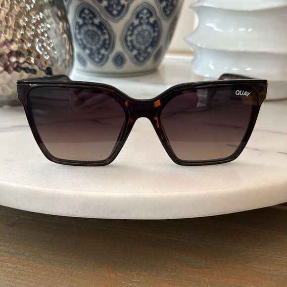 Quay Level Up Tortoise Frame / Smoke Taupe Polarized Lens - Picture 3 of 6